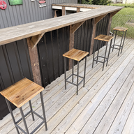 Kylskåp och barstolar